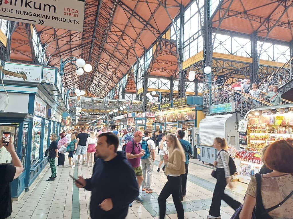 Live Music & Lakeside Views