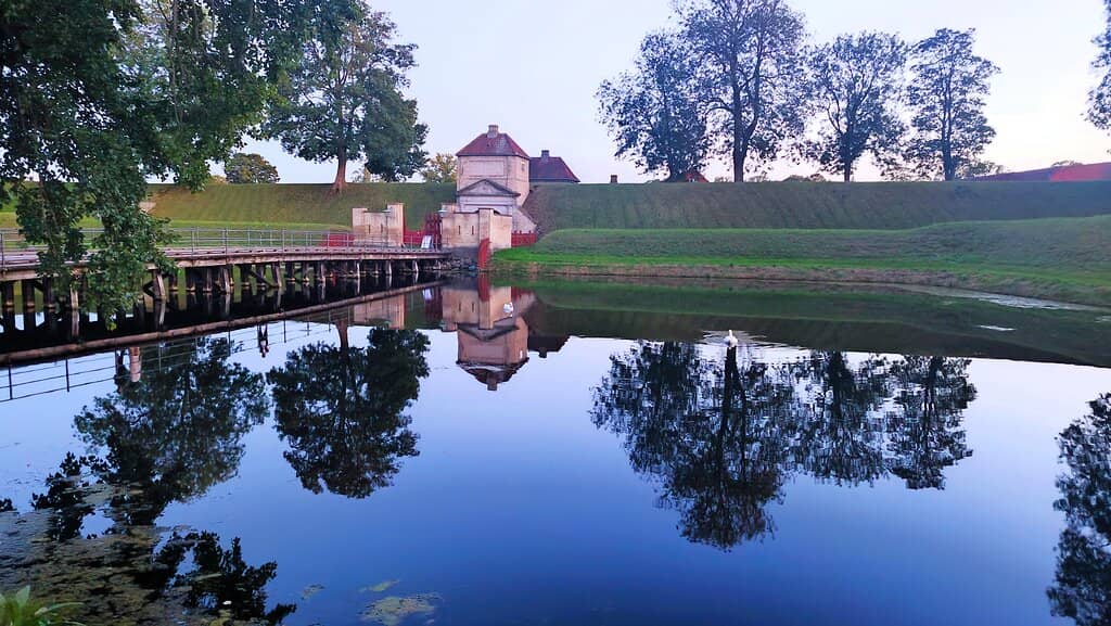 Star-Shaped Ramparts