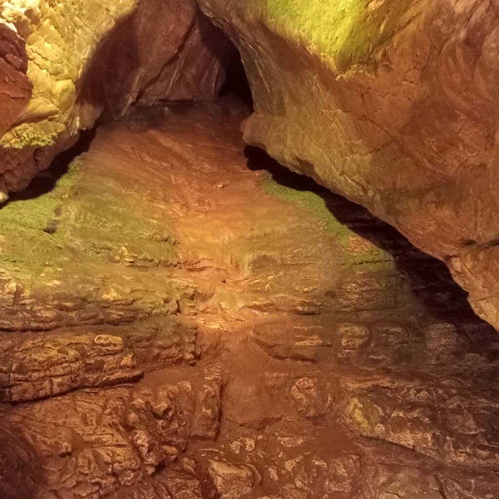 Ahshtyrskaya Cave