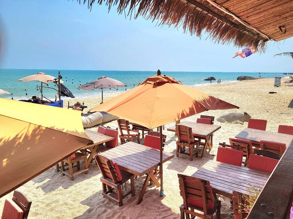Beachfront Dining & Lounging