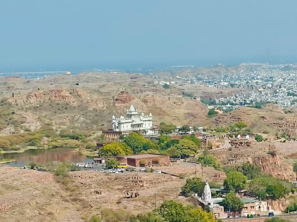 Serene Gardens & Lake
