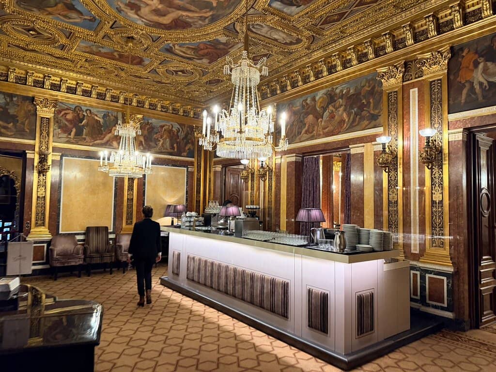 Exquisite Cakes & Pastries