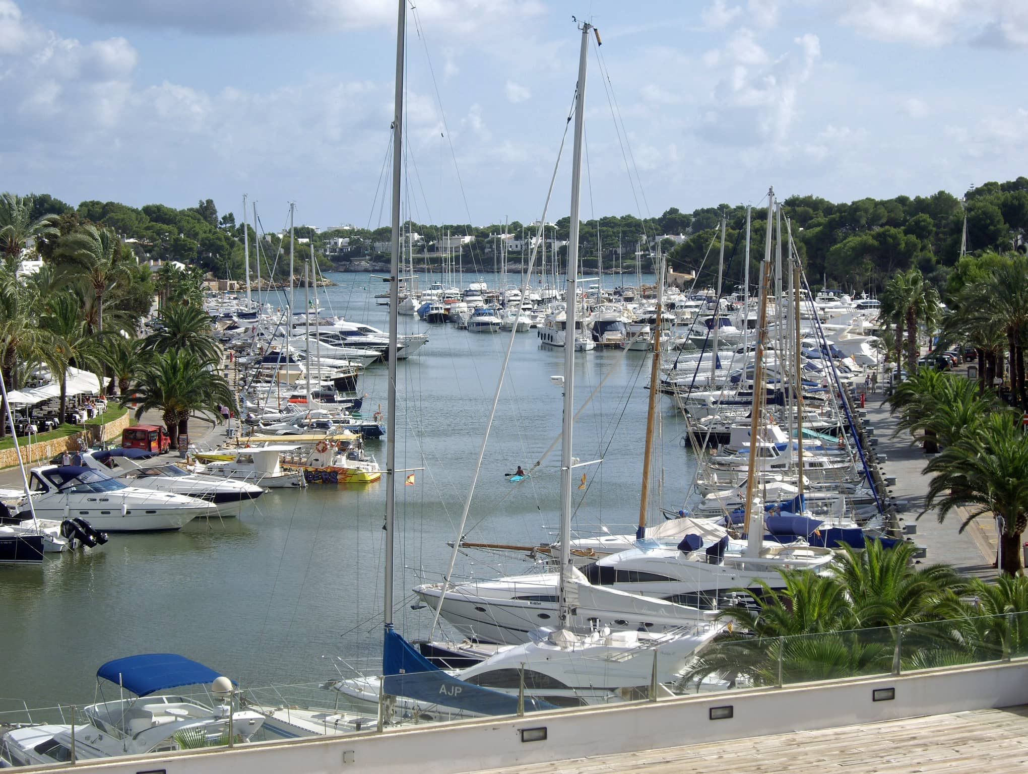 Vibrant Restaurant Scene