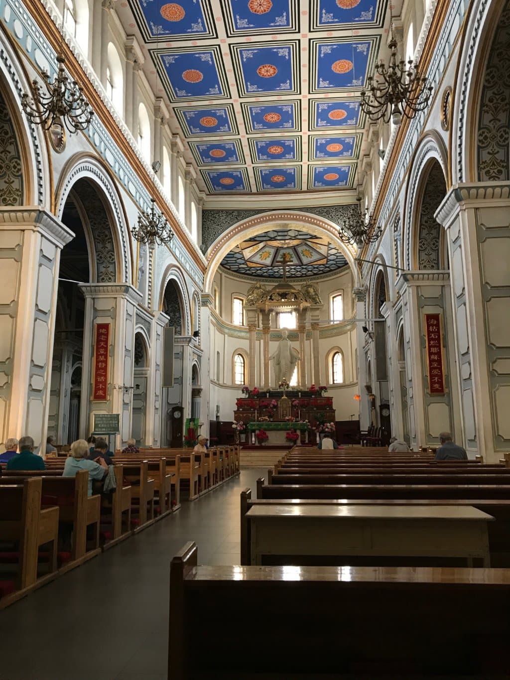 愿天主保佑每位做礼拜的教徒们！