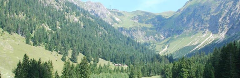 Une vue de la promenade qui fait le tour du lac de la 1ère station.