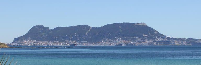 La vue sur le rocher de Gibraltar depuis la plage de Getares