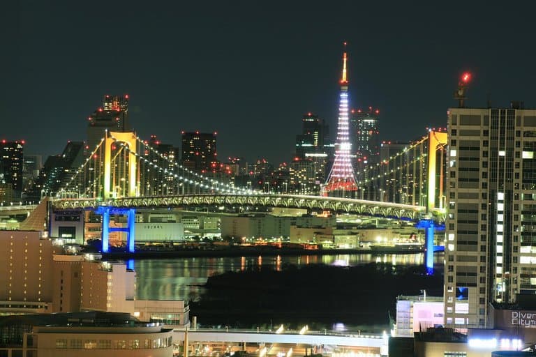東京タワーとレインボーブリッジの夜景 すごくきれいテレコムセンター展望台は日本夜景遺産に認定されている