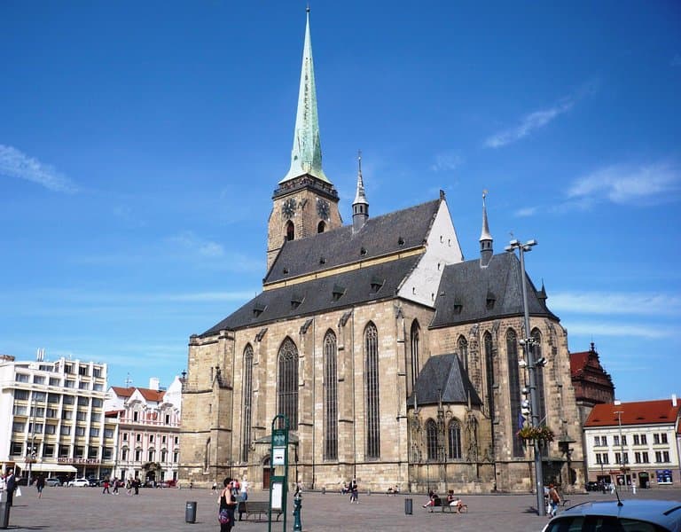 Собор св.Варфоломея на площади