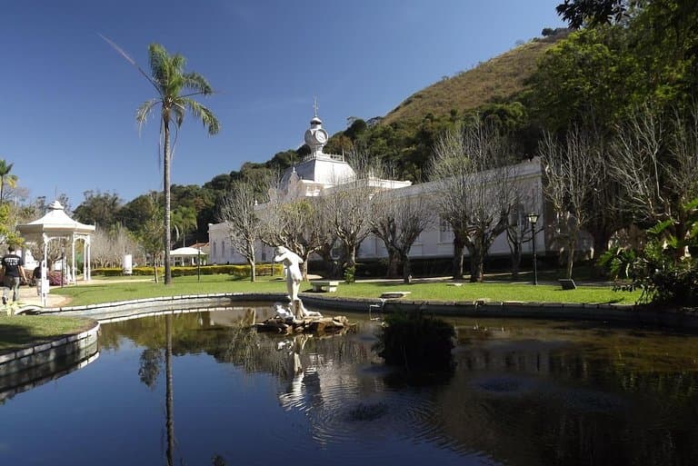 Lago artificial, balneário e uma das fontes de água mineral (à esquerda).