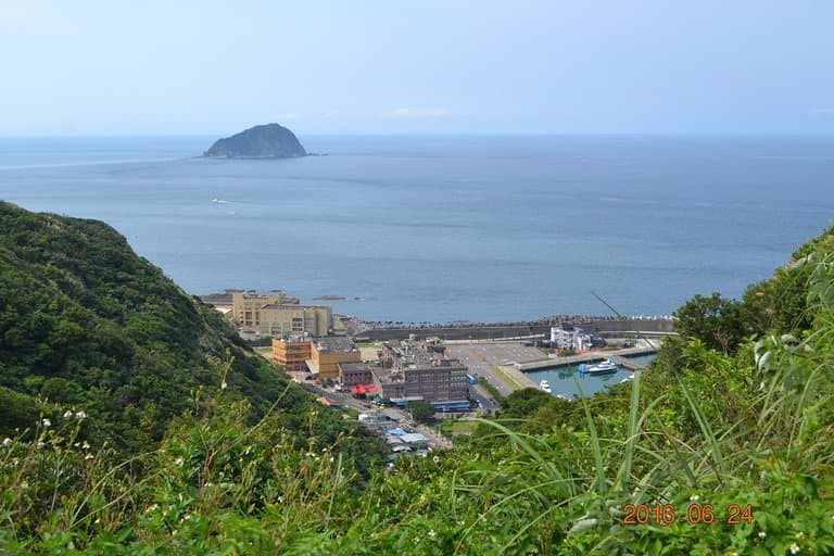 站在稜線上遠眺碧沙漁港和基隆嶼