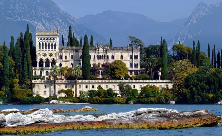 La facciata vista dal lago 