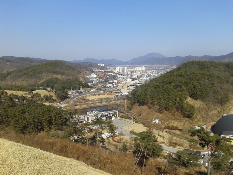 La vue sur Goryeong depuis la crête de la colline