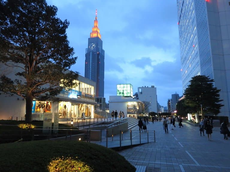 都会的な夕暮れの景色です