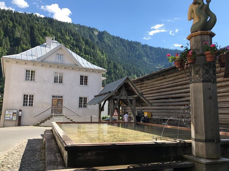Das Gebäude im Hintergrund beheimatet ein kleines Museum (gebührenfrei)