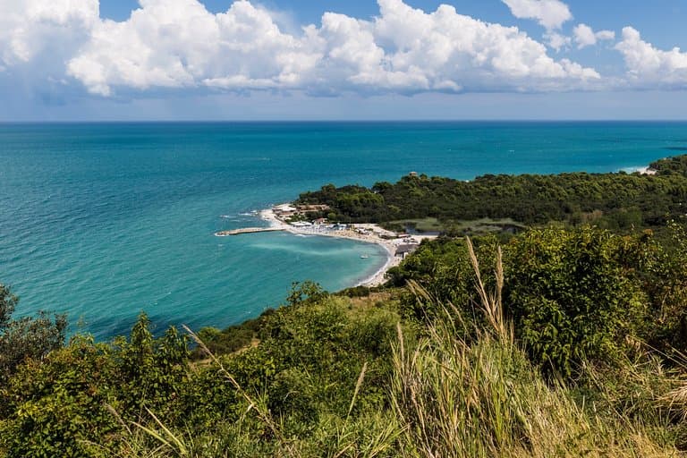 vista della spiaggia da sopra il monte
