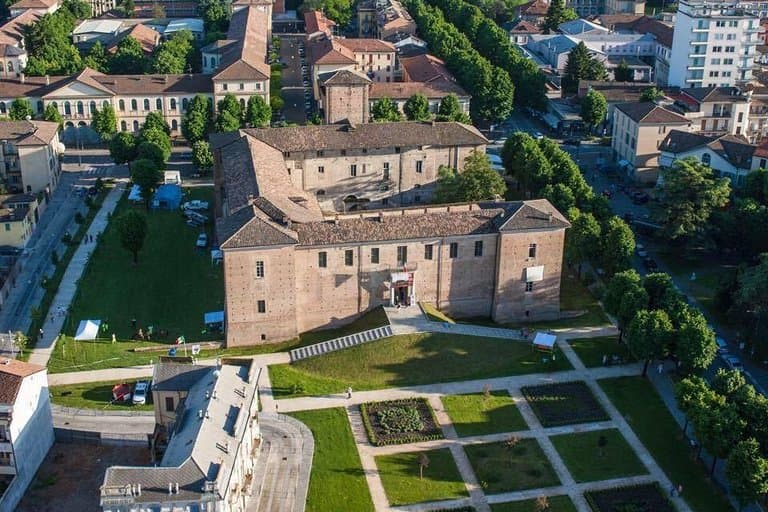 Castello di Voghera (PV) con giardini