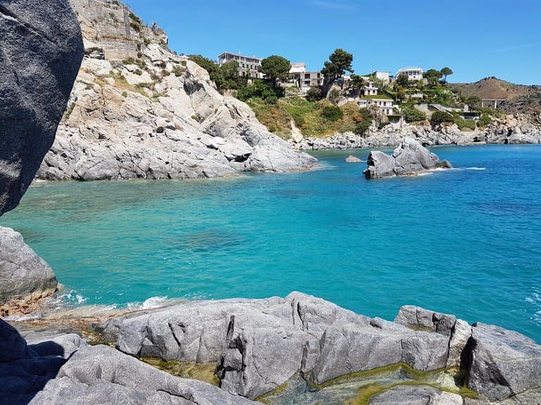 Alle spalle dello scoglio di Pietragrande