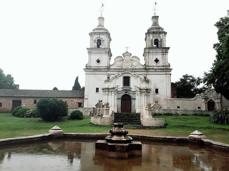 Fachada de la Iglesia, único ámbito donde se puede ingresar. Con media hora sobra.
