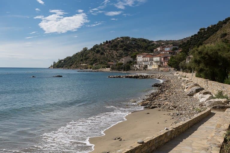 Spiaggia con scogli