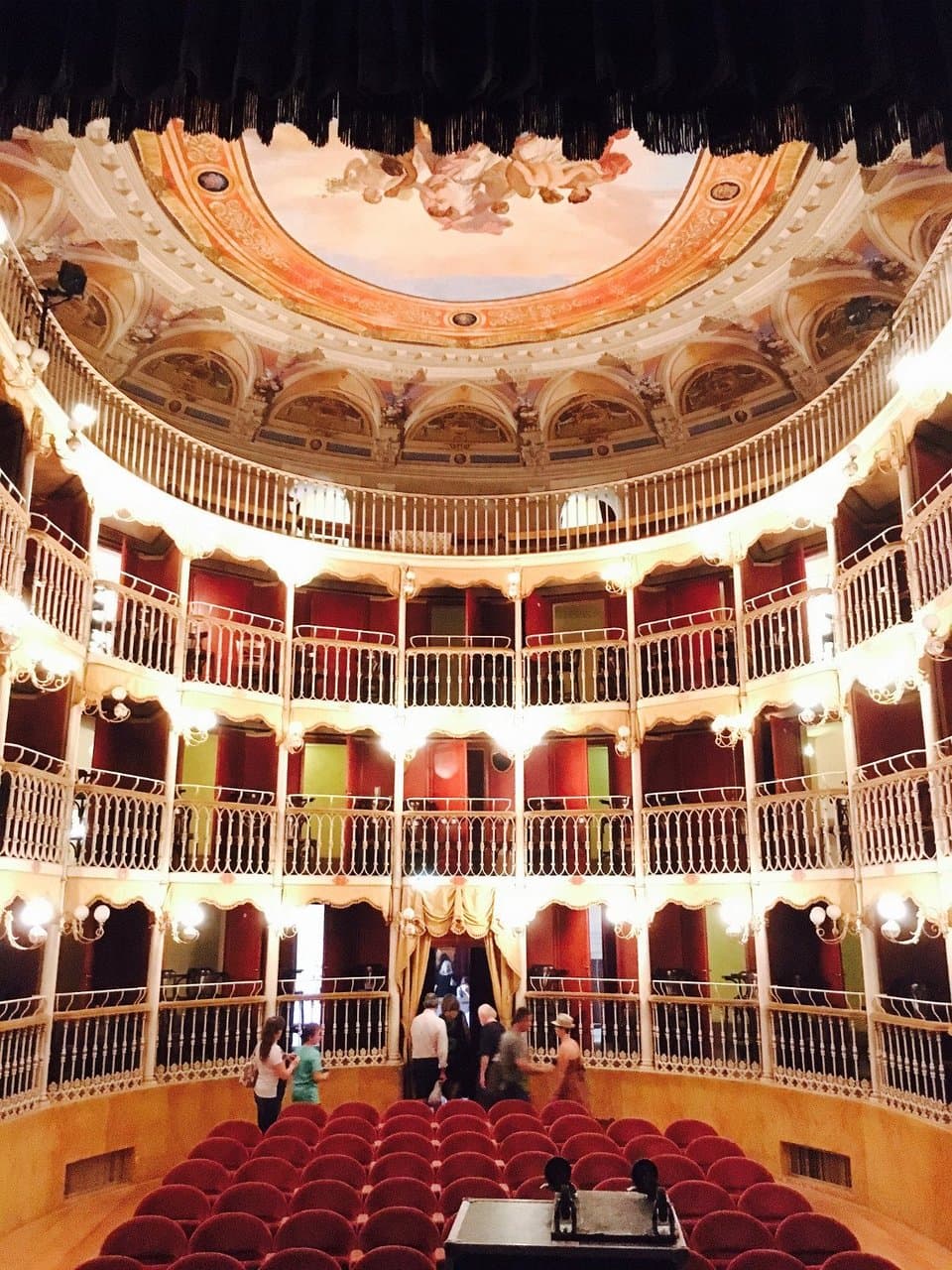 interno del teatro visto dal palcoscenico, da notare i balconcini a ringhiera