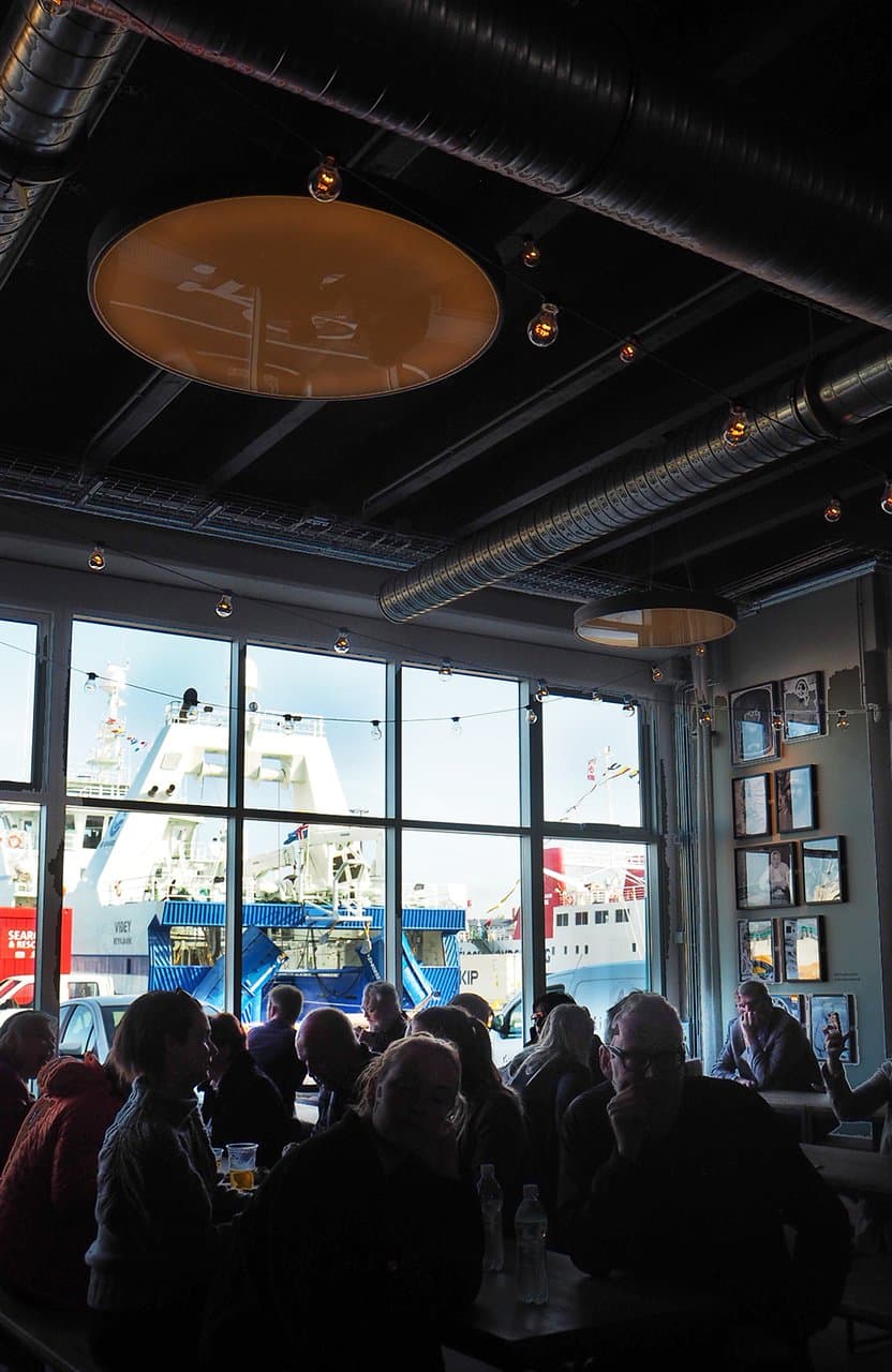 People enjoying Grandi mathöll