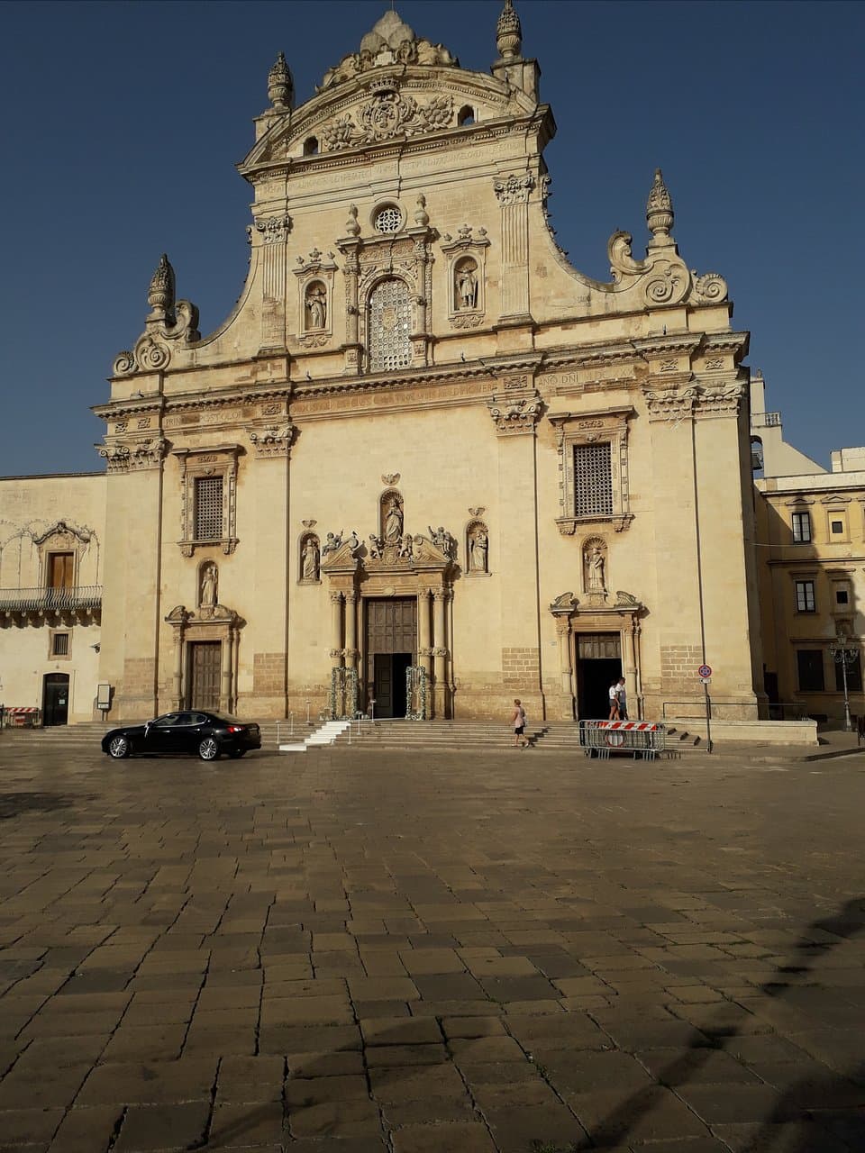 di fronte alla cappella il bellissimo Duomo barocco