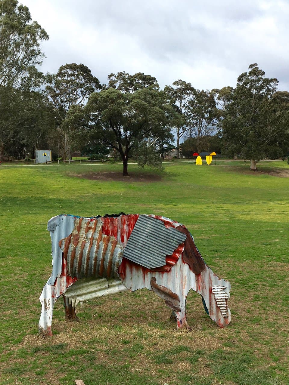 牛のオブジェが印象的です。
