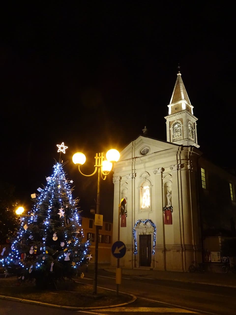 La Chiesa ed il suo Campanile illuminati ed addobbati  durante il mese di dicembre
