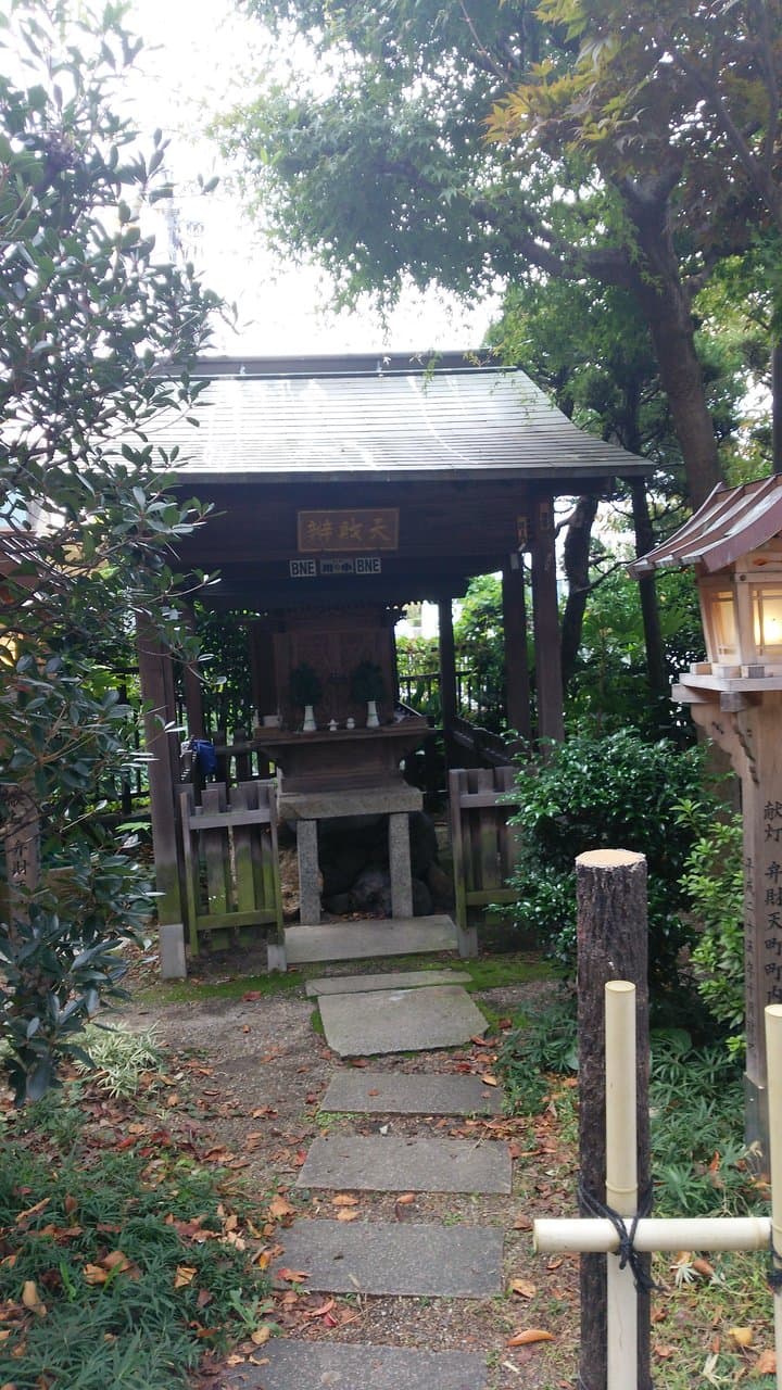 通り沿いの弁財天堂