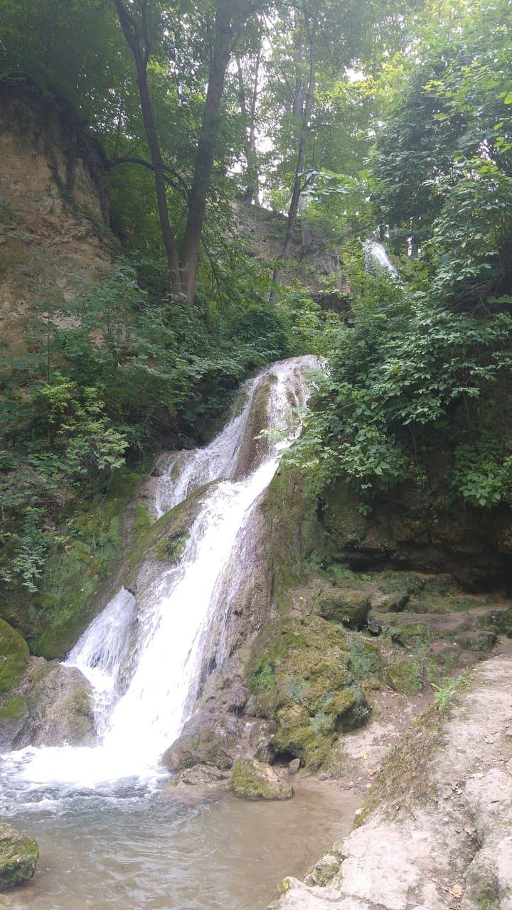 возле пещеры