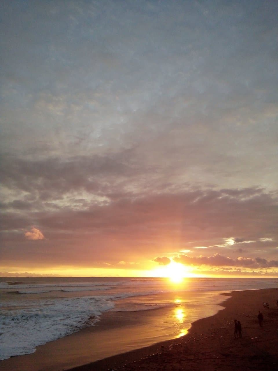 Jangan lewatkan kesempatan melihat sunset di pantai Cemara Sewu. Anda bisa duduk sambil memandang matahari tenggelam dari atas.