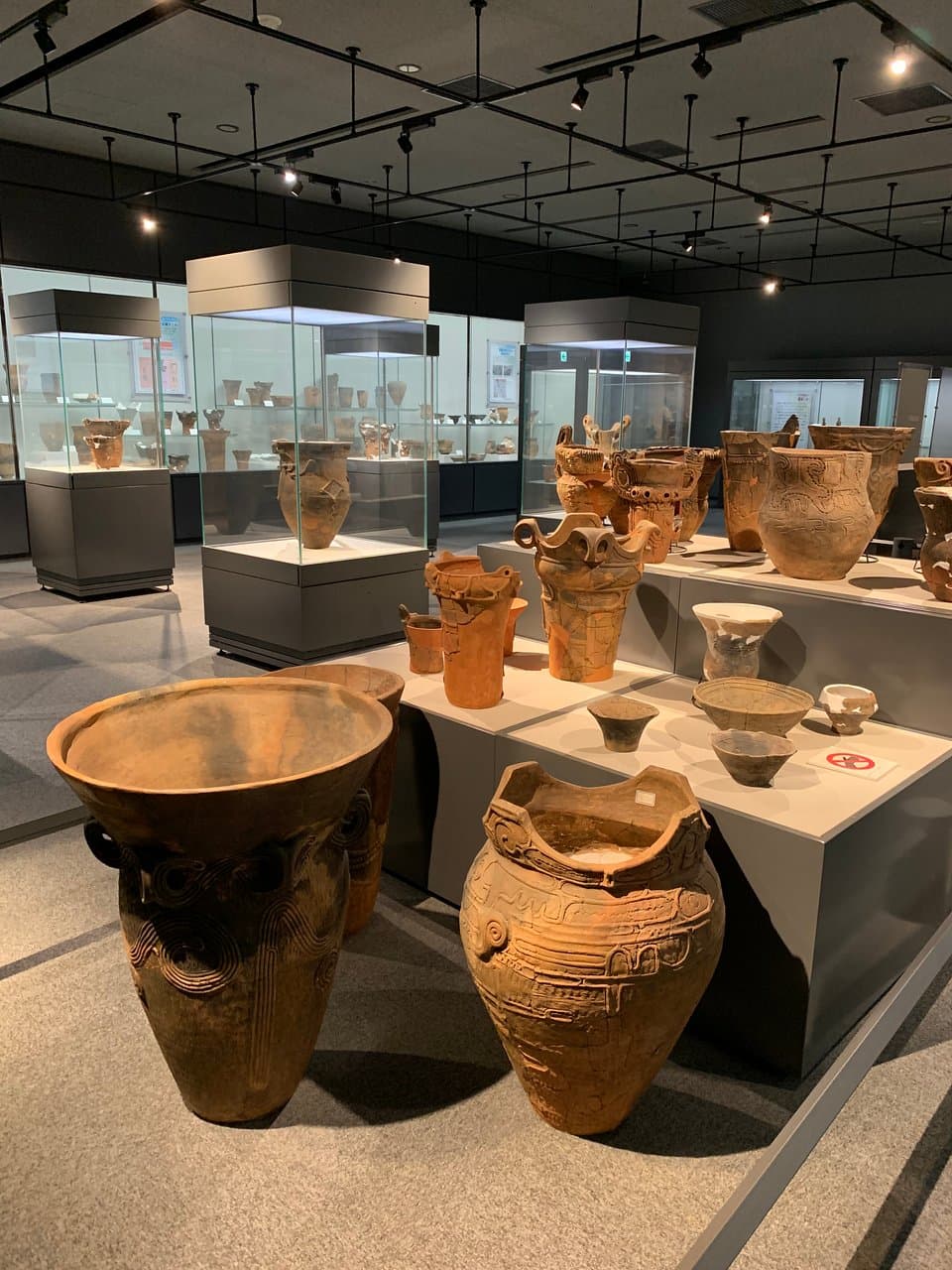 大量の土器が展示されています。