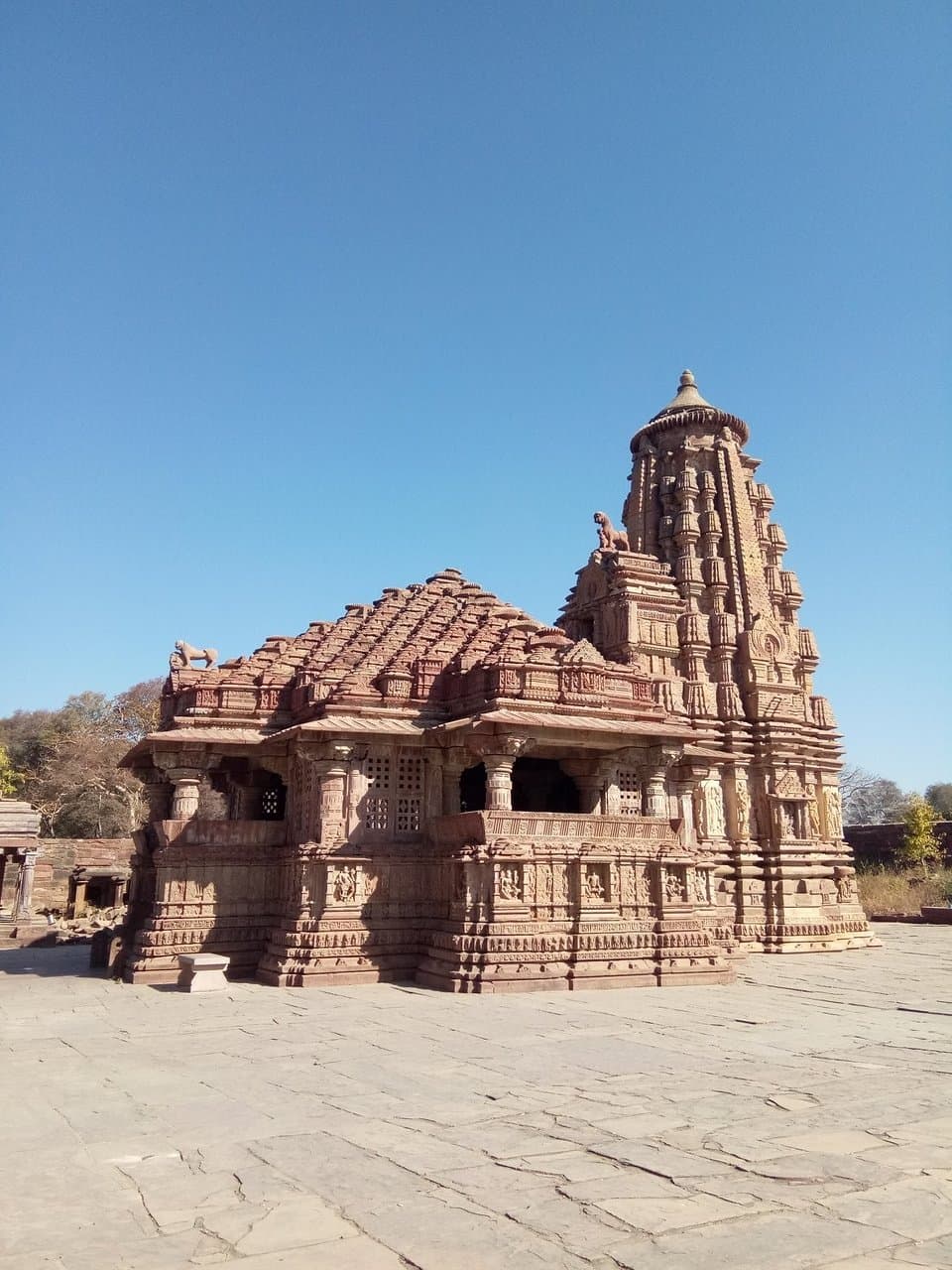 Un endroit sympa, situé sur la route d'Udaipur - Bundi.
Un temple du 11eme siècle, Le temple du menal, batie en 11eme siècle par le roi local de région.
Un temple dedié au dieu Shiva.