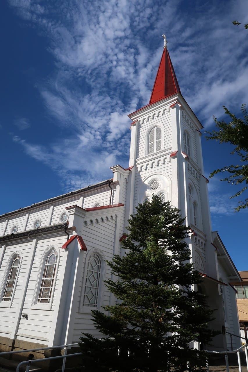 青空に白い建物と天主の赤がマッチしていい感じです