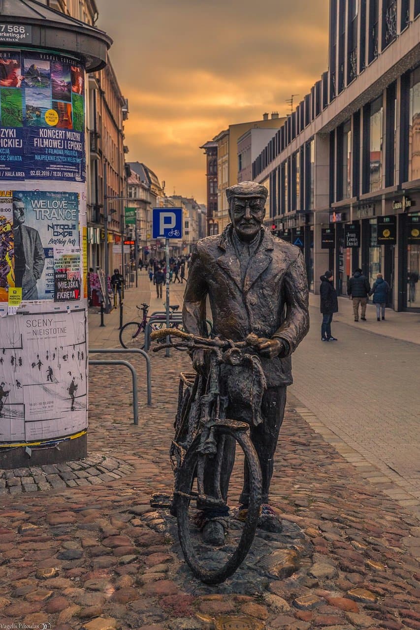 Stary March statue at sunset 
