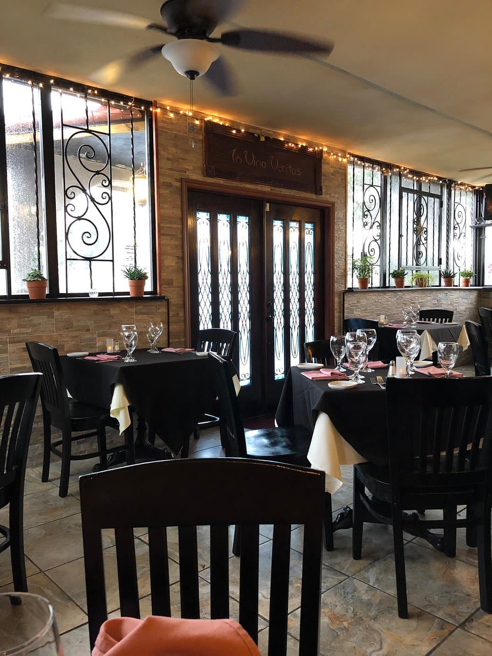 Awesome restaurant. Incredible food, wine, service, ambiance, music. Owner Luigi rolls out the red carpet and makes you feel as if your in Italy. Delicious Chicken Parm and Lasagna were amazing. Sauce is delicious. Highly recommended, A+++++