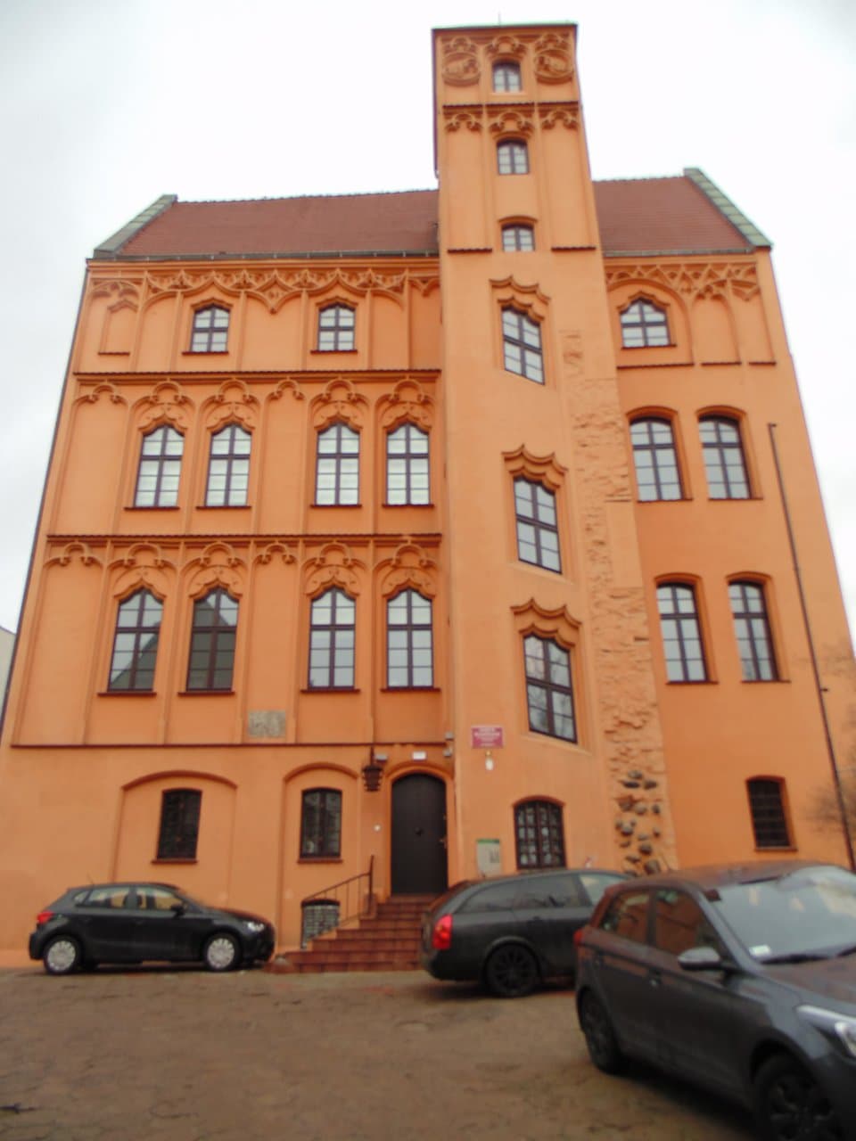 Стоит на склоне холма, лучезарен, мимо не пройдёшь!