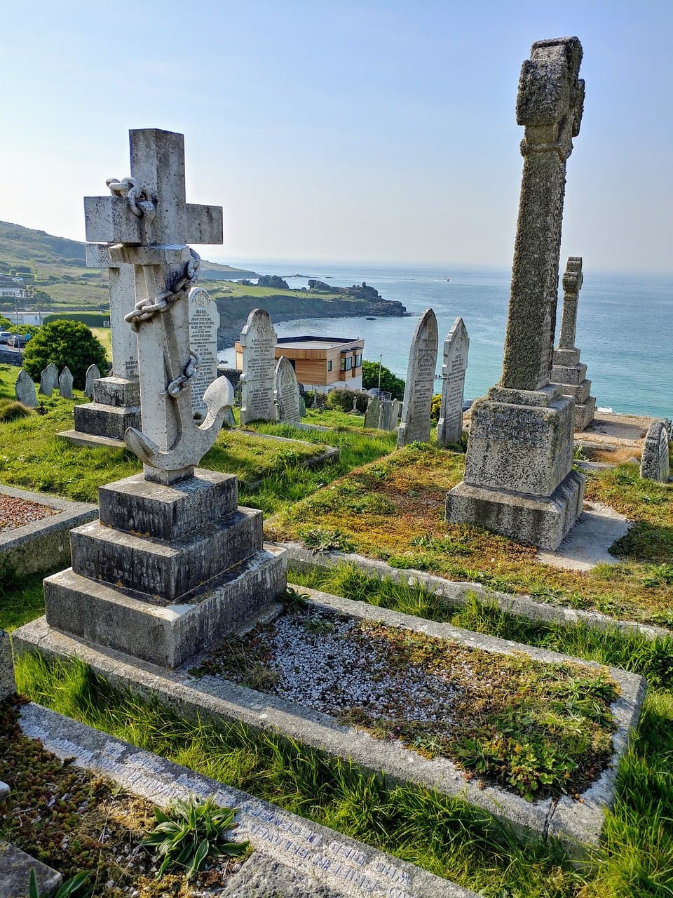 Interesting vistas Barnoon Cemetery - St Ives Cornwall (20/Apr/19).