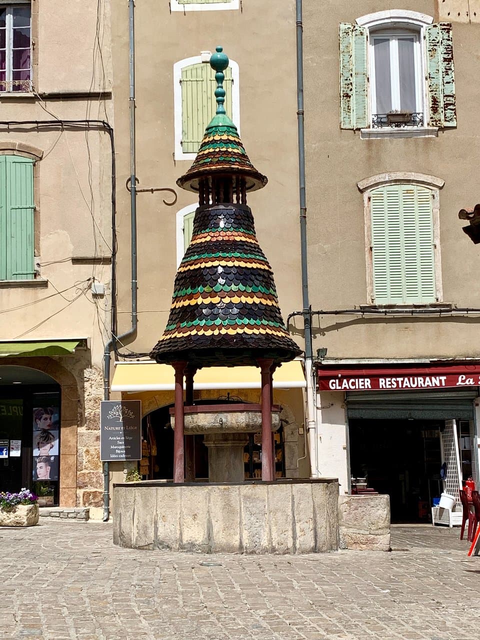 al centro di una deliziosa piazzetta