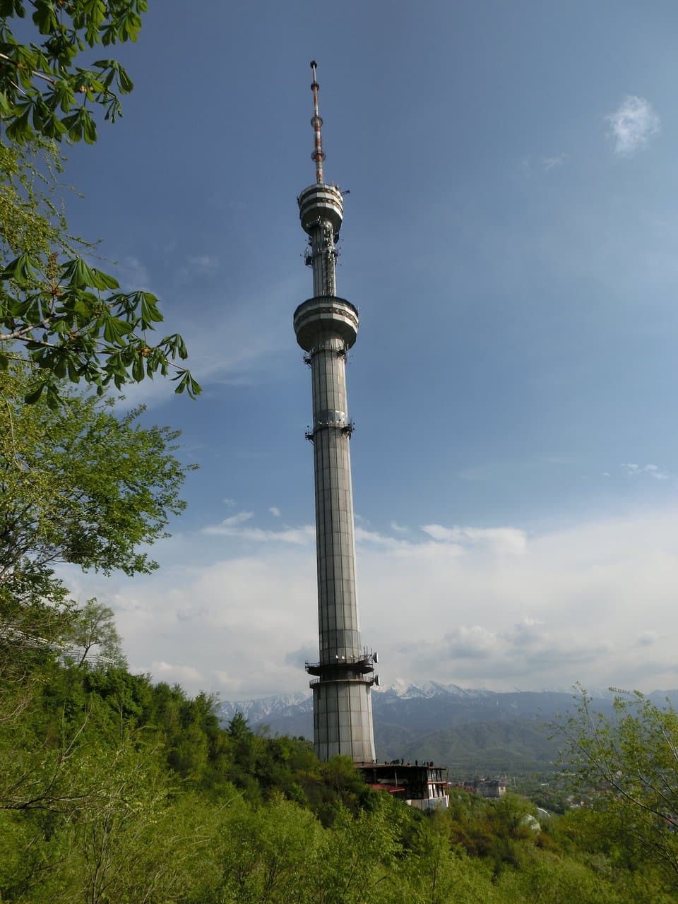 下の建物は廃墟に見えるけど実際はどうなんだろう？