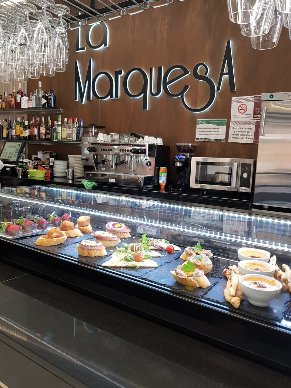 Restaurante cafetería en pleno centro de Teruel.  Un espacio donde disfrutar y compartir.  Para quedarte como un Marqués.  Frente al museo.