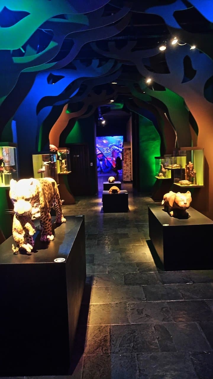 Pedestais com esculturas maiores