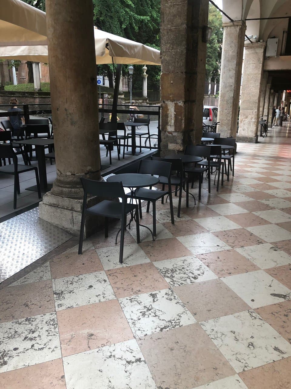 foto interne ed esterne del locale e dettagli prodotti offerti