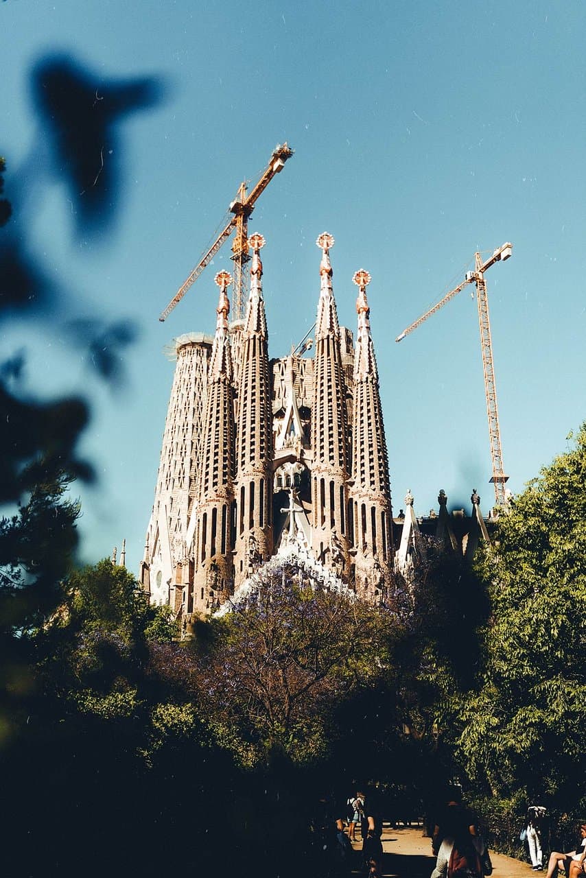 Hay construcciones monumentales sin terminar que merecen una visita, y la Sagrada Familia es una de ellas. Gaudí fue el artífice de este icono de la arquitectura modernista de Barcelona, cuyo interior nos hace sentir como si estuviéramos bajo las copas de un frondoso bosque ❤️(Photo by Jose Llamas on Unsplash)