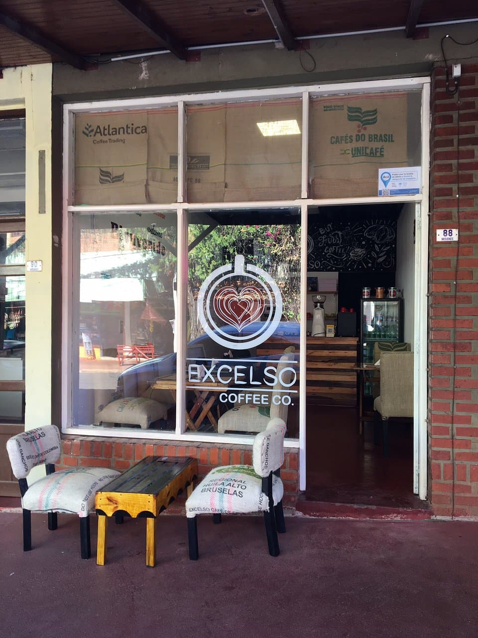 Se trata de una pequeña cafetería que trabajan Café de especialidad. Venden Budines,alfajores y otras delicias preparados artesanalmente. Tienen una temática bien urbana;utilizando tela de arpillera en sus sillas