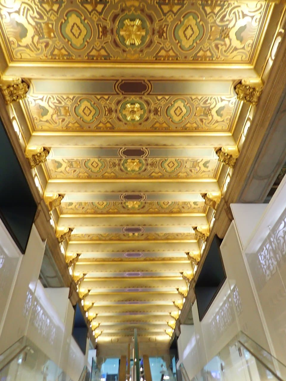 El edificio es intersantísimo. Es uno de los primeros rascacielos de España