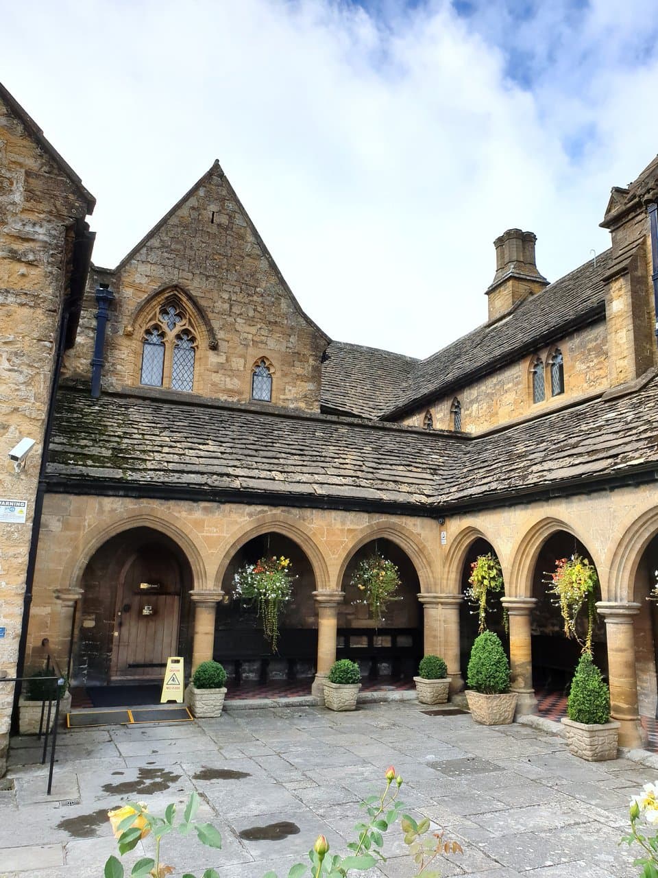 vue en décendant la rue principale