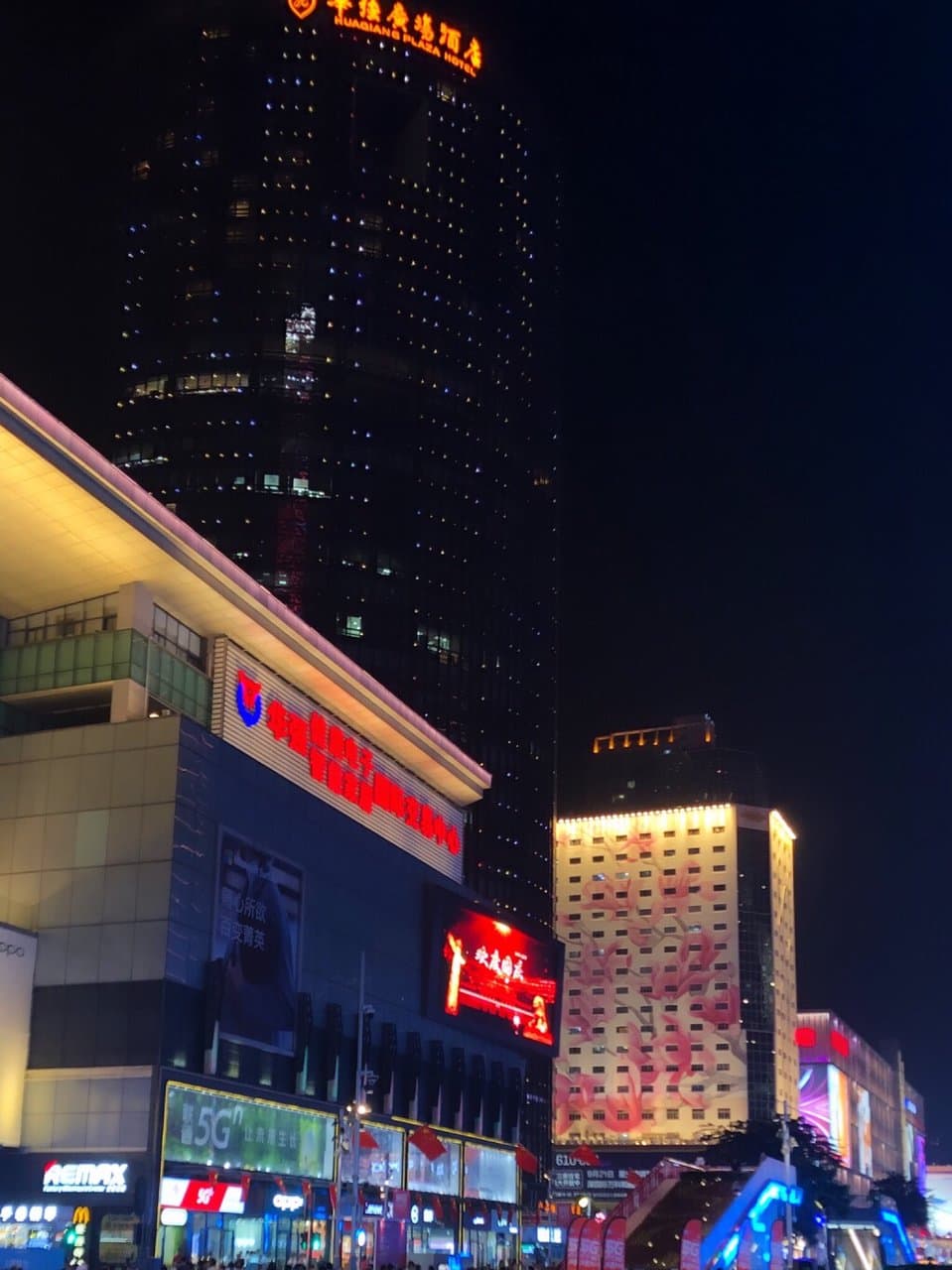 Mercado de productos tecnológicos más grande del mundo. Se puede regatear. Cuidado con las imitaciones de mala calidad