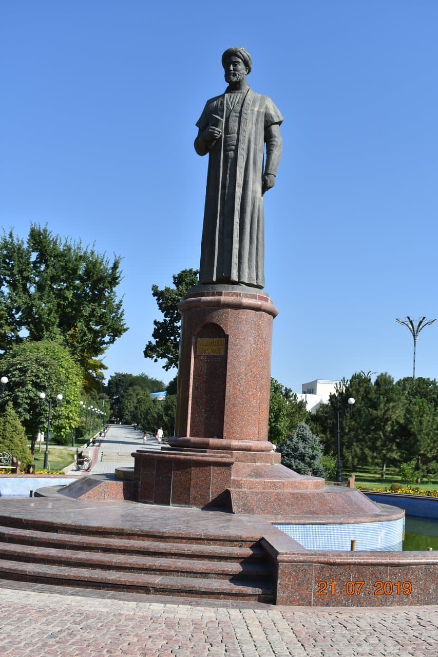Alisher Navoi statue