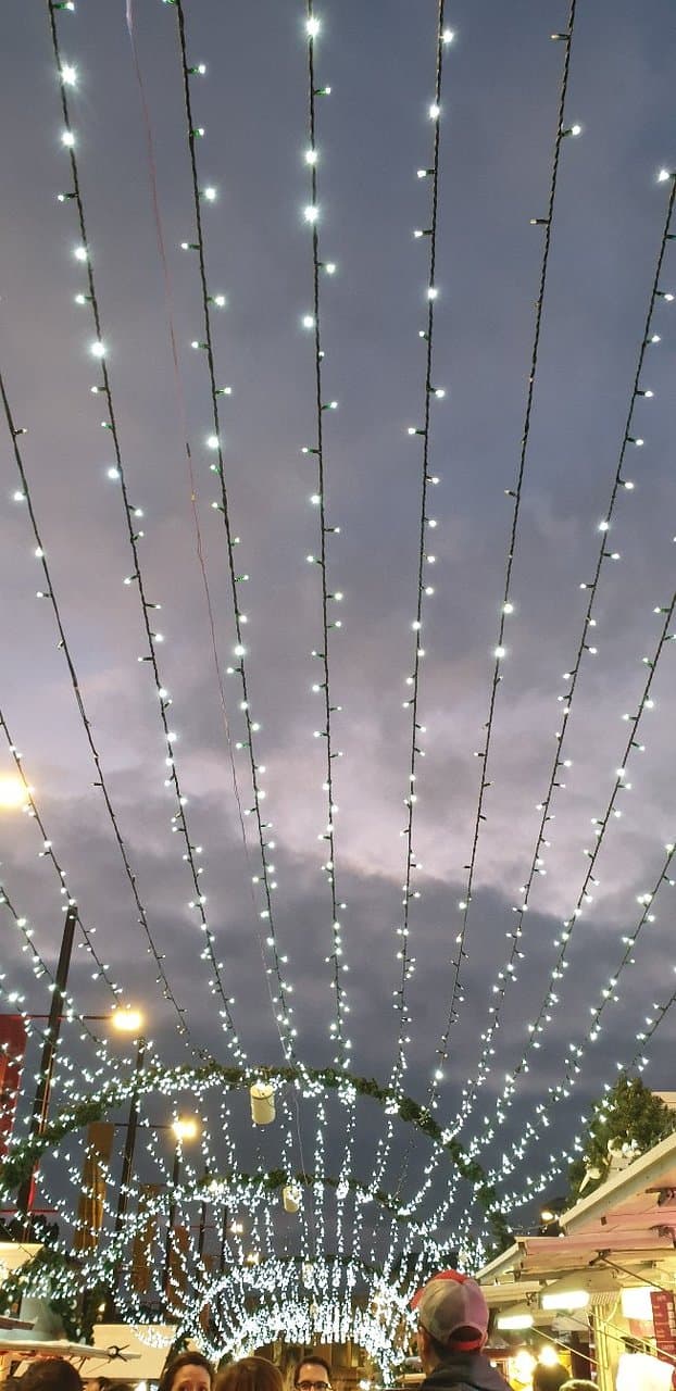 Balade en soirée au marché de Noël du Mans. Chance du trouver une chorale de chants de Noël. Vin chaud et marrons grillés.